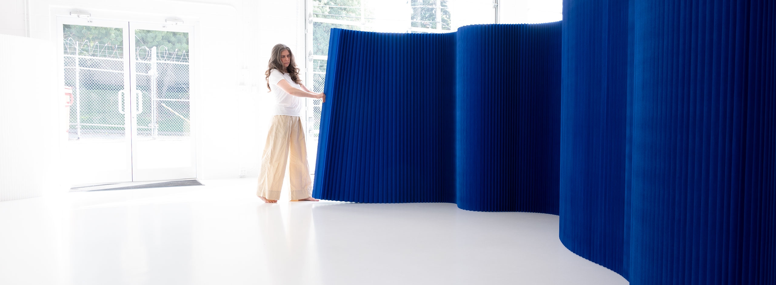 A portable wall used as a space divider or to create dramatic backdrops, the paper softwall by molo is a freestanding partition that does not require hardware.