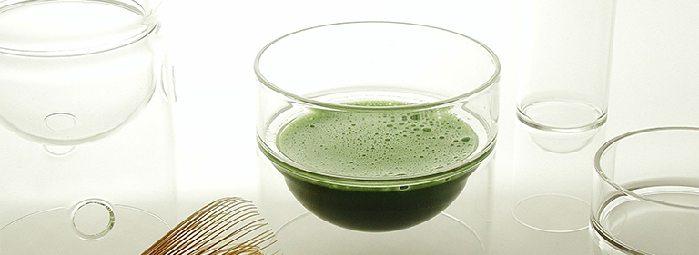 float matcha bowl with a well-whisked matcha inside.