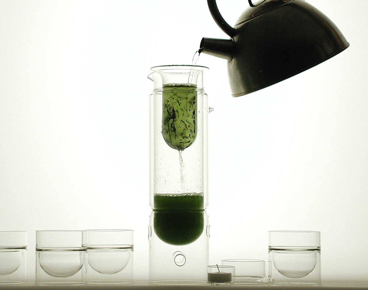 pouring green tea into the glass infuser for float tea lantern
