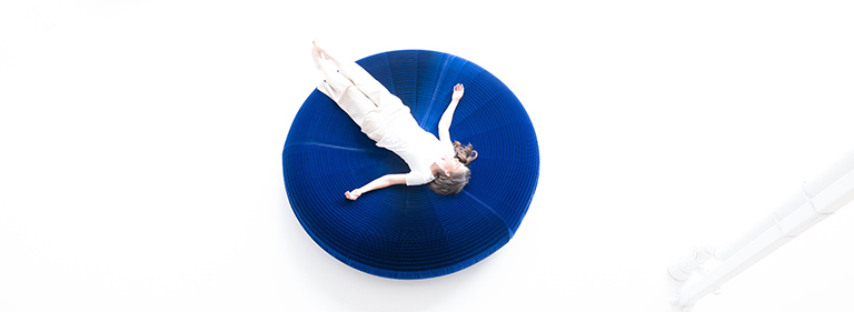 Paper seating, flexible paper lounger from molo.