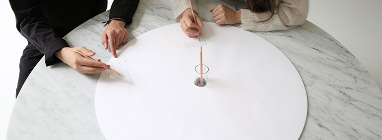 drawing on the sketching circles for cantilever table.