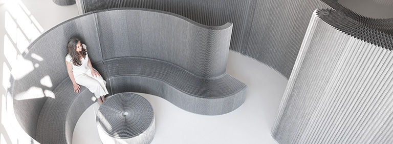 aluminum-textile-benchwall-softseating-molo-768x281