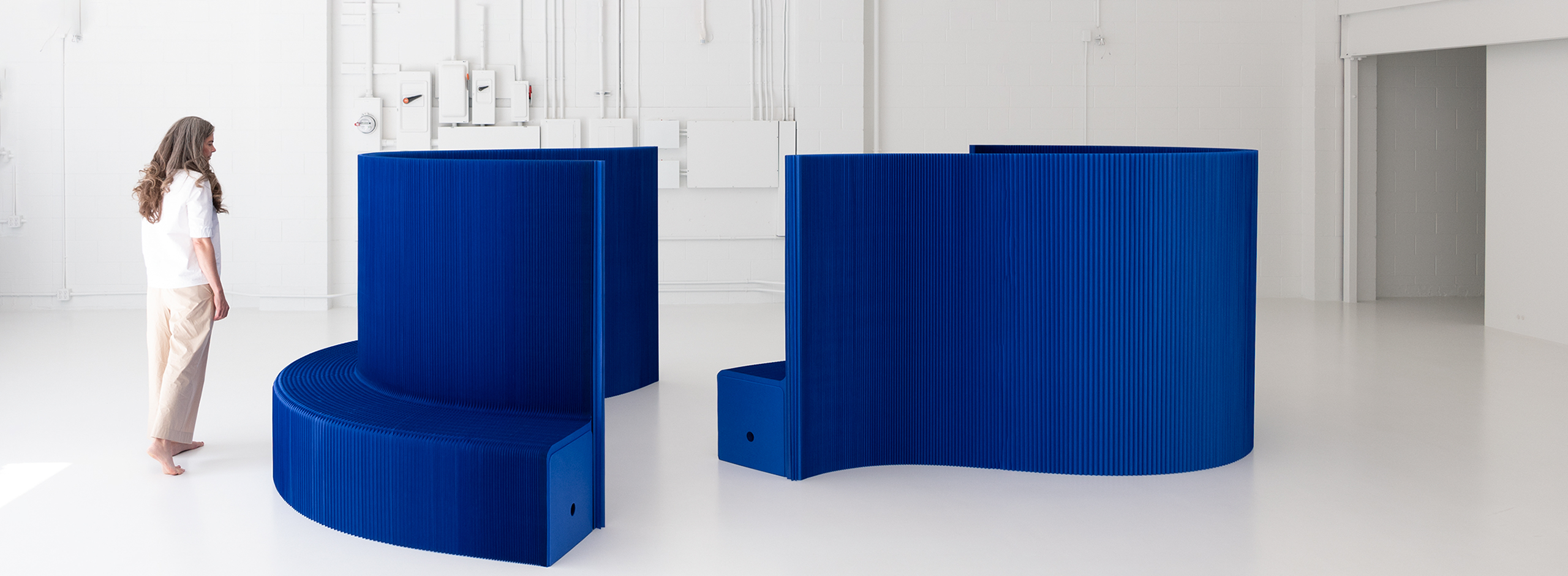 molo-modular-paper-furniture-blue-expanding-benchwall