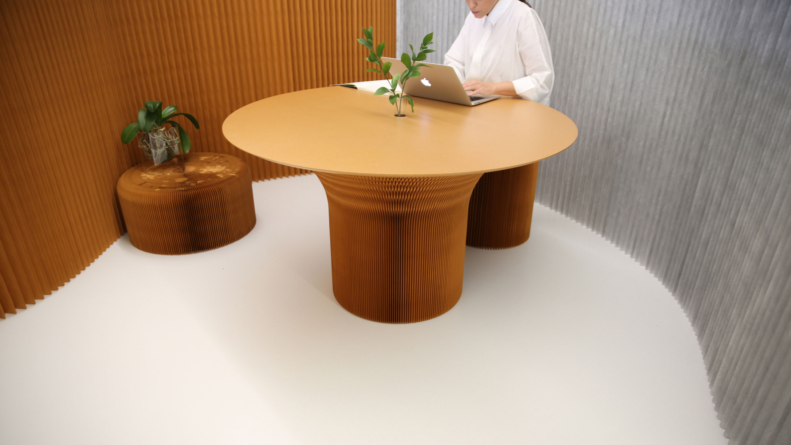 molo-foldable-table-accordion-partition-wall