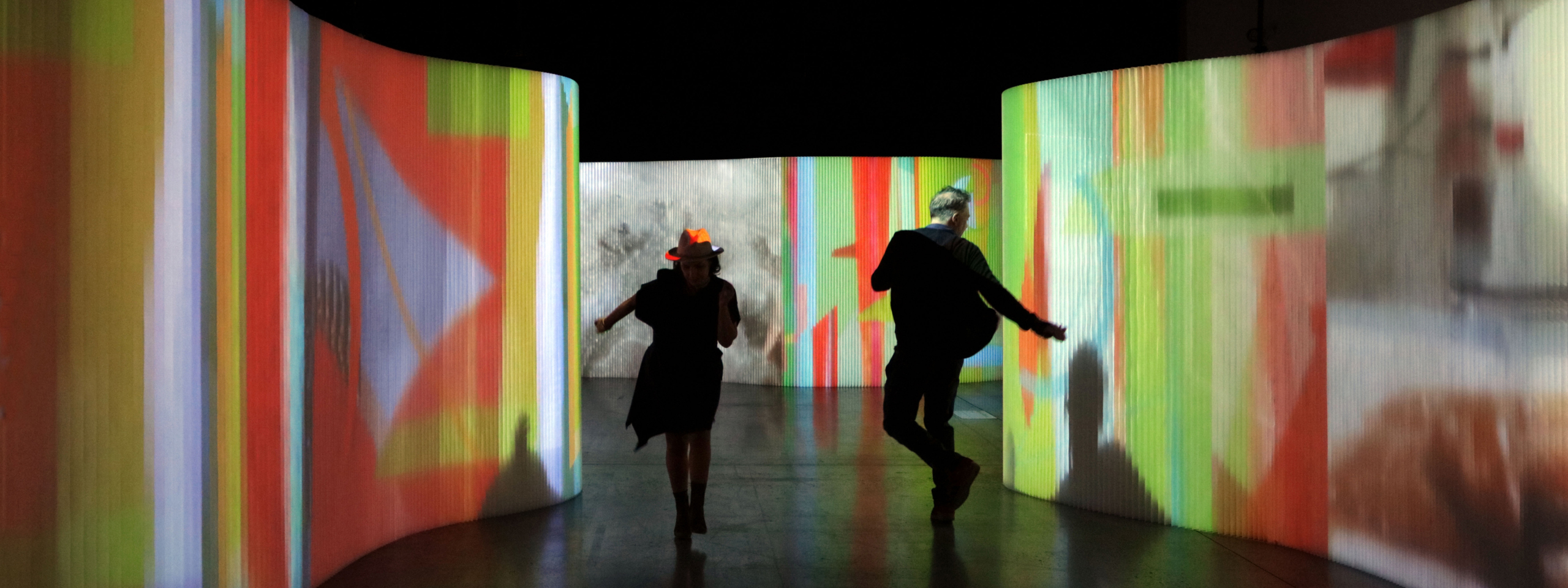 projecting on softwall 2560 x 968