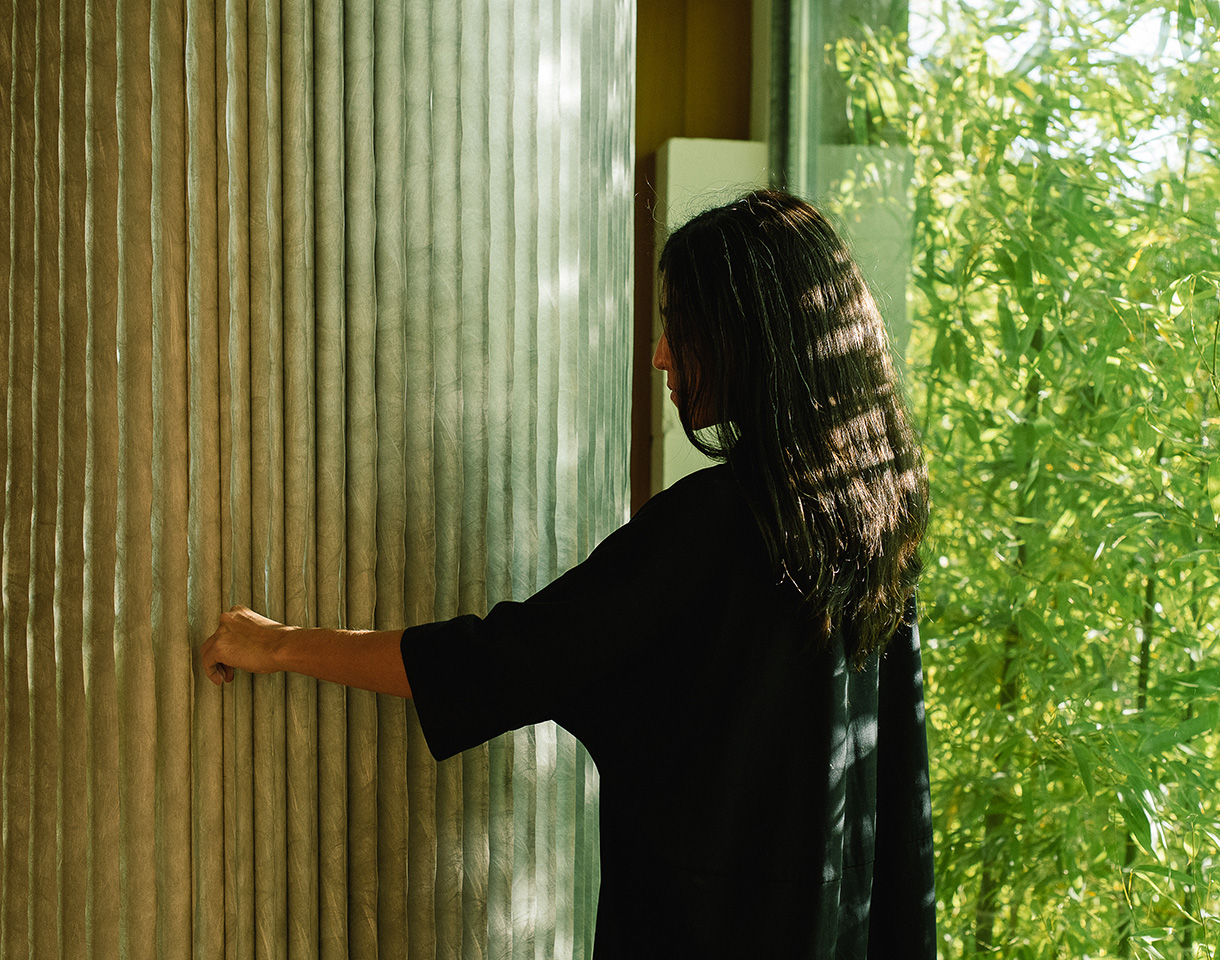 aluminum softwall reflecting coloured light from surroudings - molo