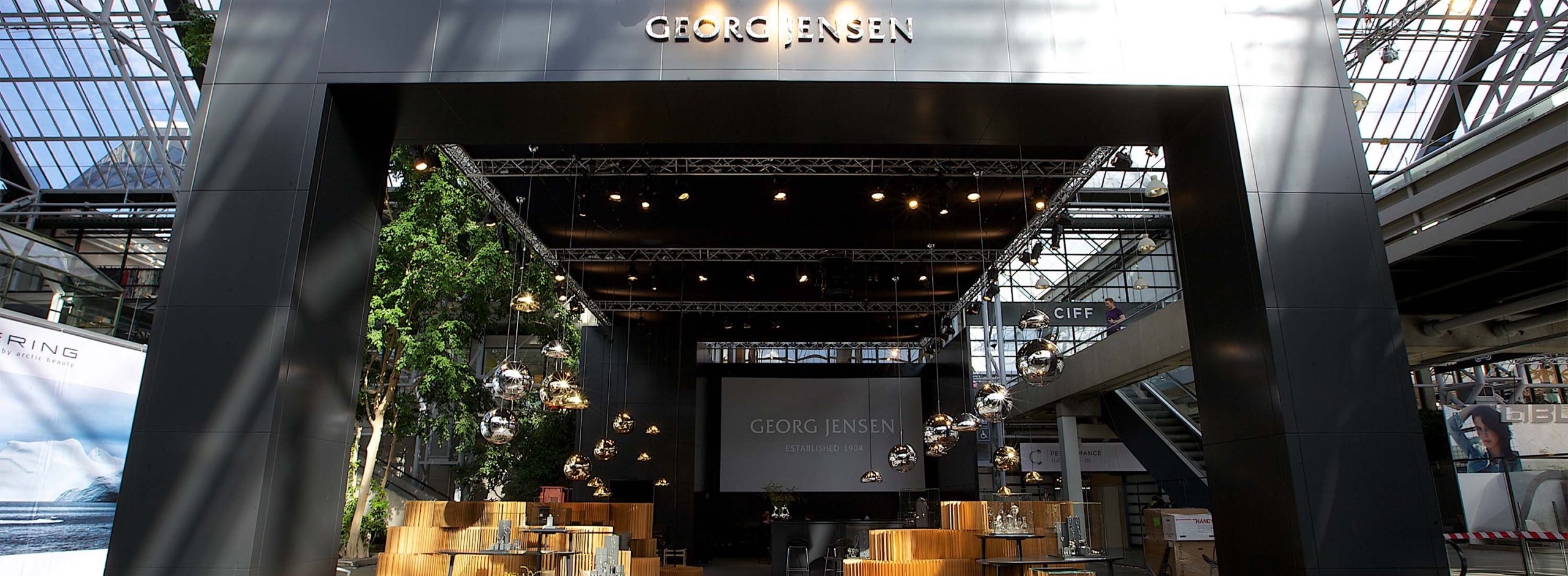 space partitions for jewelry stores - Georg Jensen luxury-tradeshow displays