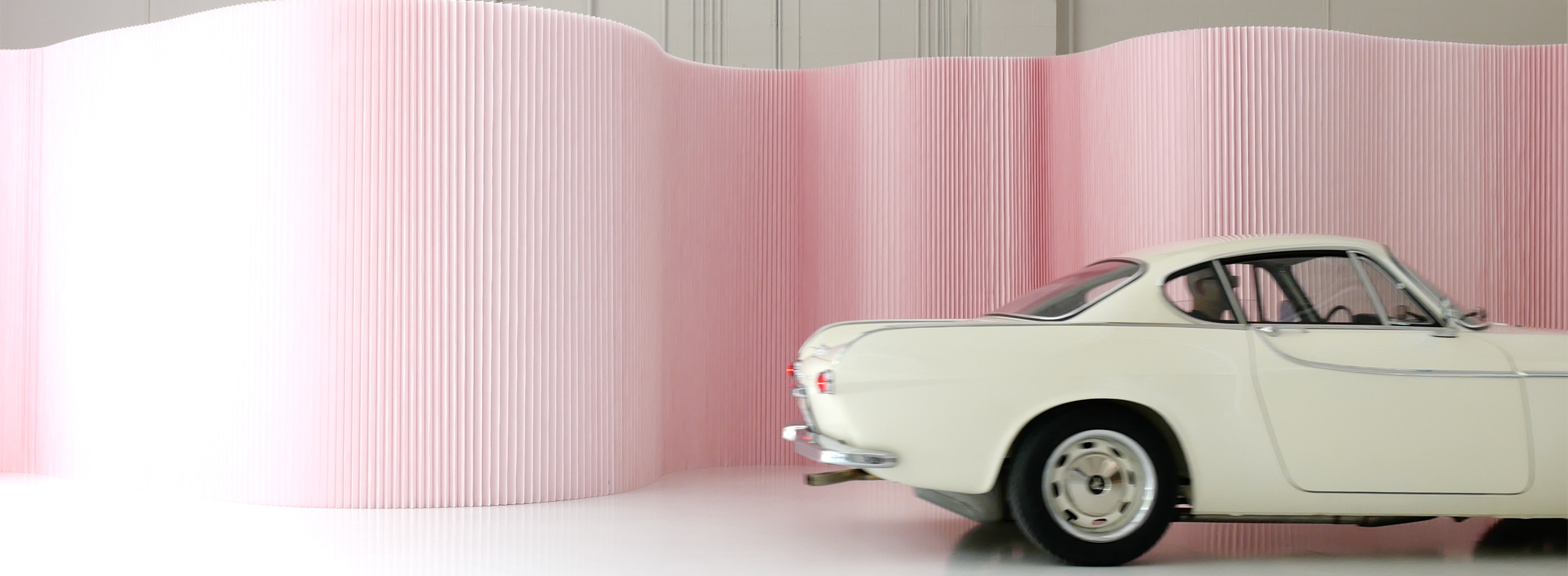 softwall, pink patition, flexible backdrop wall, vintage Volvo P1800, molo