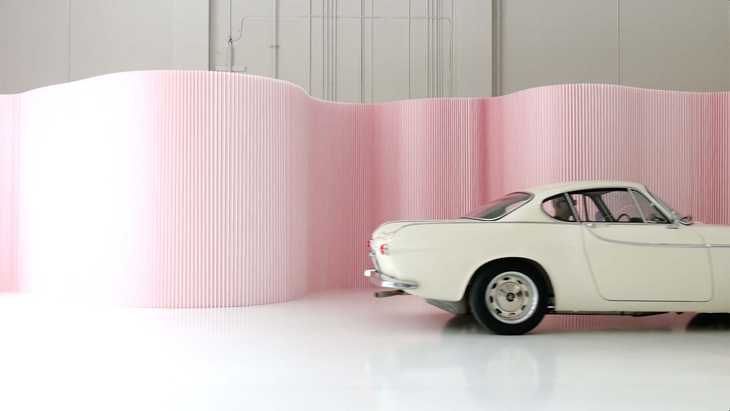softwall, pink patition, flexible backdrop wall, vintage Volvo P1800, molo