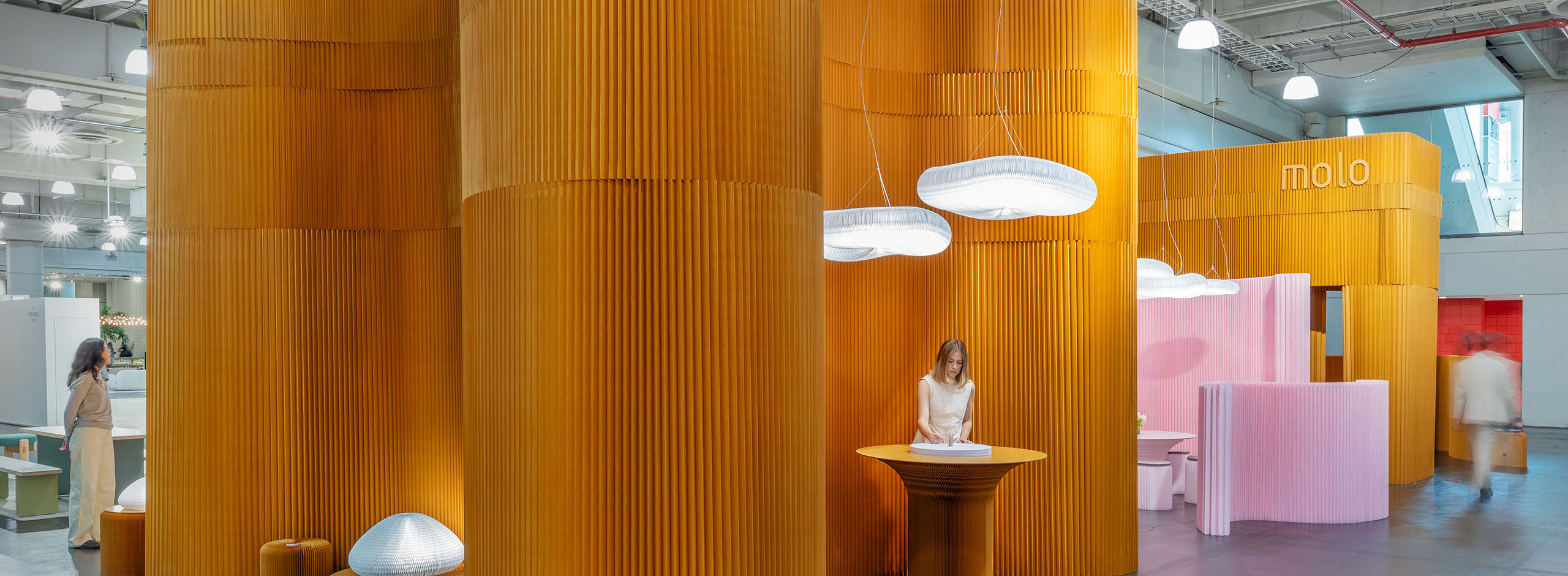 molo cantilever table and softwall exhibit booth