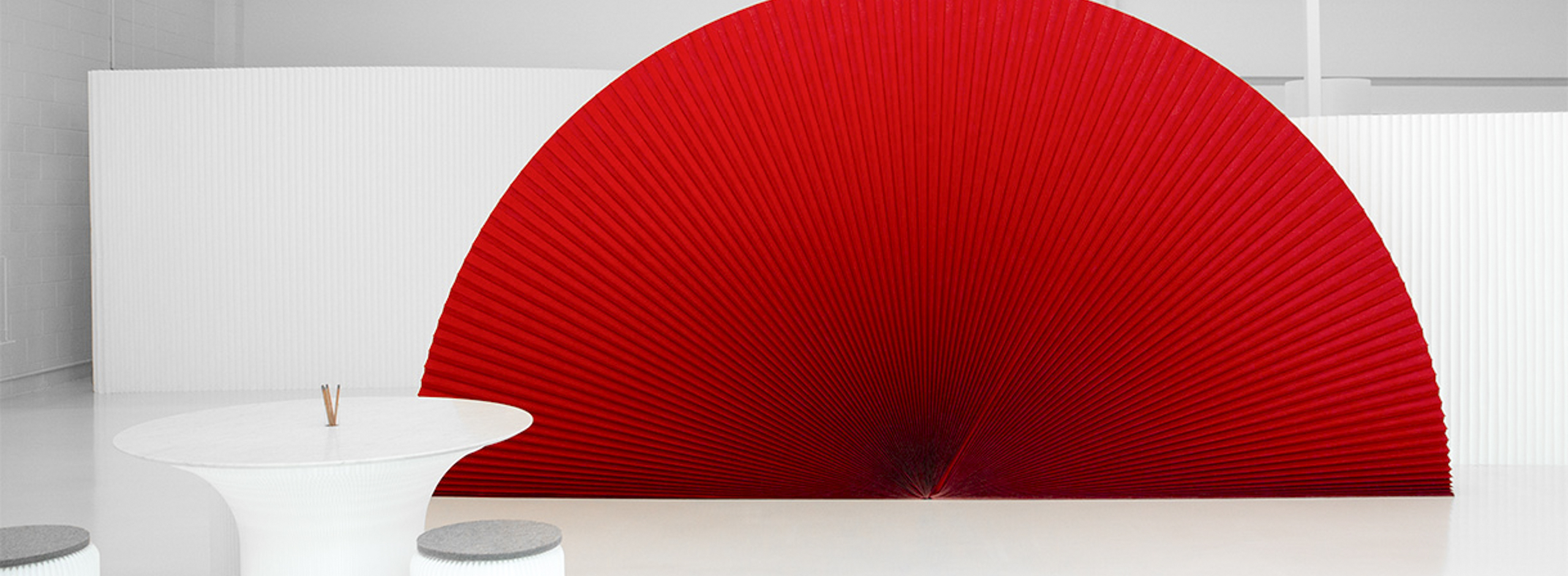 01-red-textile-softwall-flexible-partition_fan-shape-Stephanie-Forsythe-Todd-MacAllen-molo_2560x1200-desktop