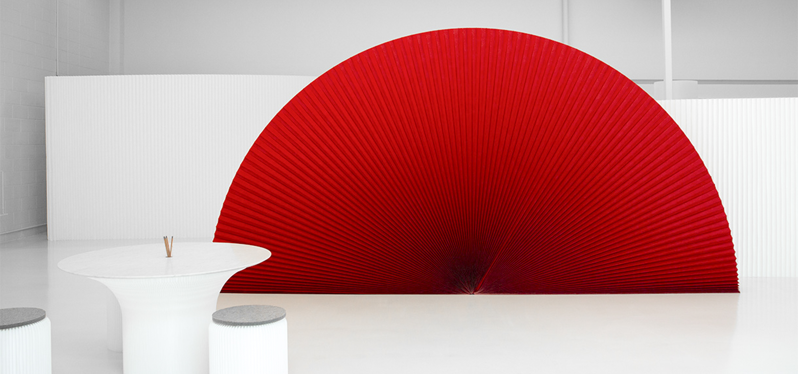 01-red-textile-softwall-flexible-partition_fan-shape-Stephanie-Forsythe-Todd-MacAllen-molo_2560x1200-desktop