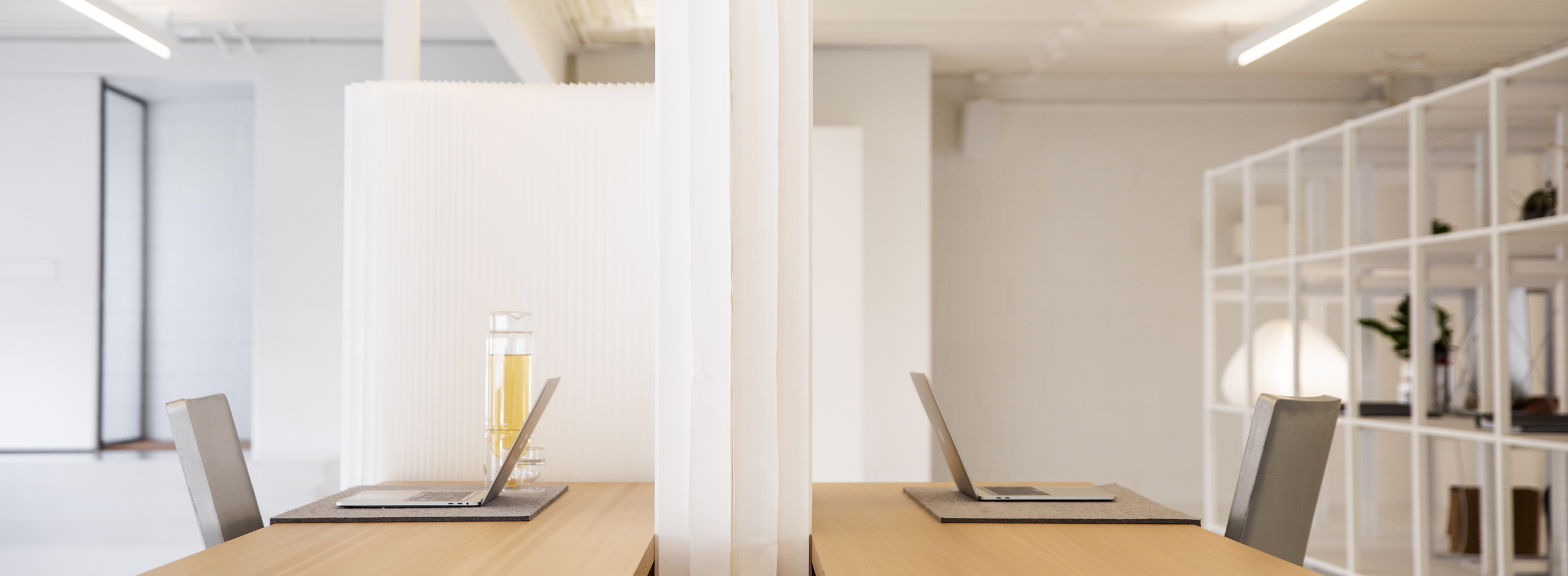 01_softwall-desk-divider_Stephanie_Forsythe_Todd_MacAllen_molo__EO8A5361_2560x1200