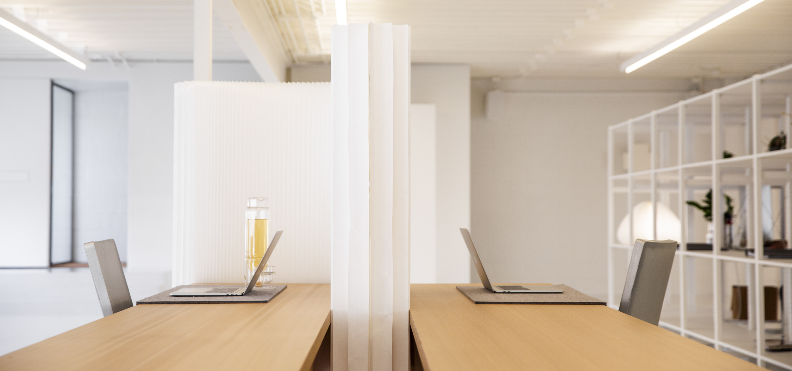 01_softwall-desk-divider_Stephanie_Forsythe_Todd_MacAllen_molo__EO8A5361_2560x1200