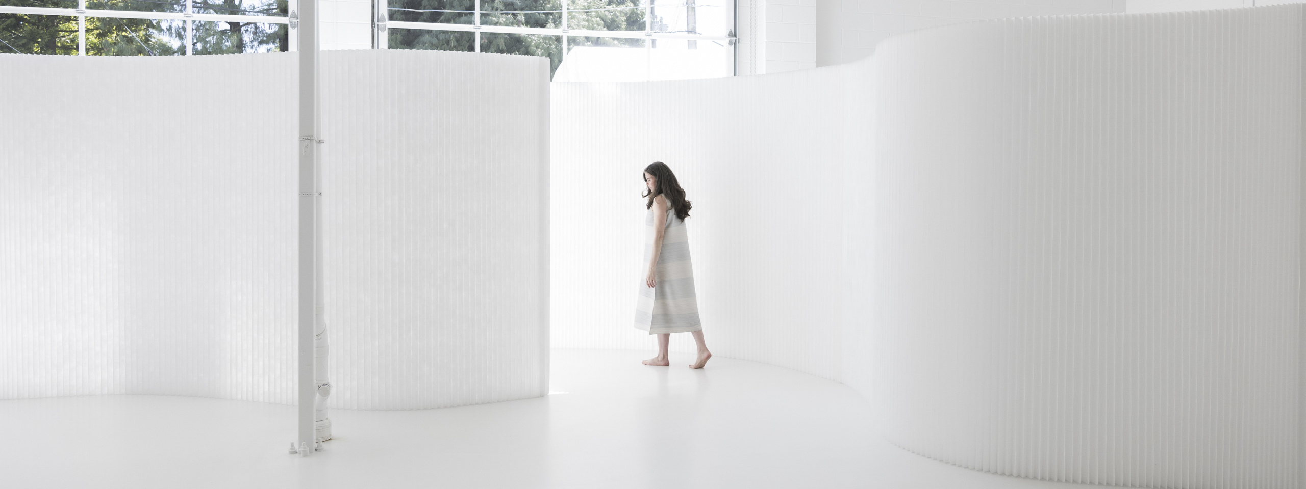 02-molo-softwall-white-textile-flexible-wall-partition-Stephanie-Forsythe-Todd-MacAllen_2560x960-desktop