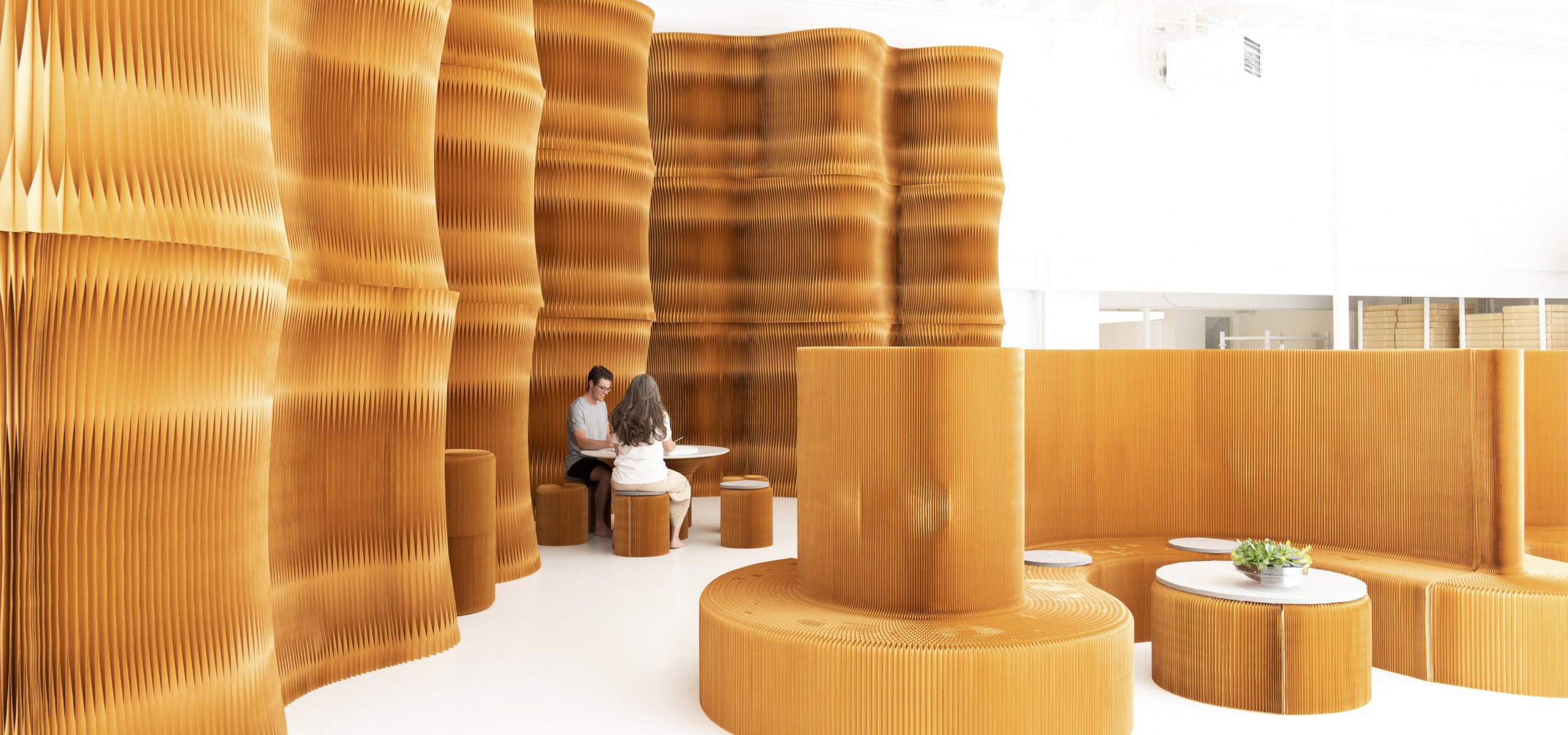 04_softwall-scallop-cut-benchwall-softseating-cantilever-table_Stephanie-Forsythe-Todd-MacAllen_molo-at-orgatec_2560x1200_desktop