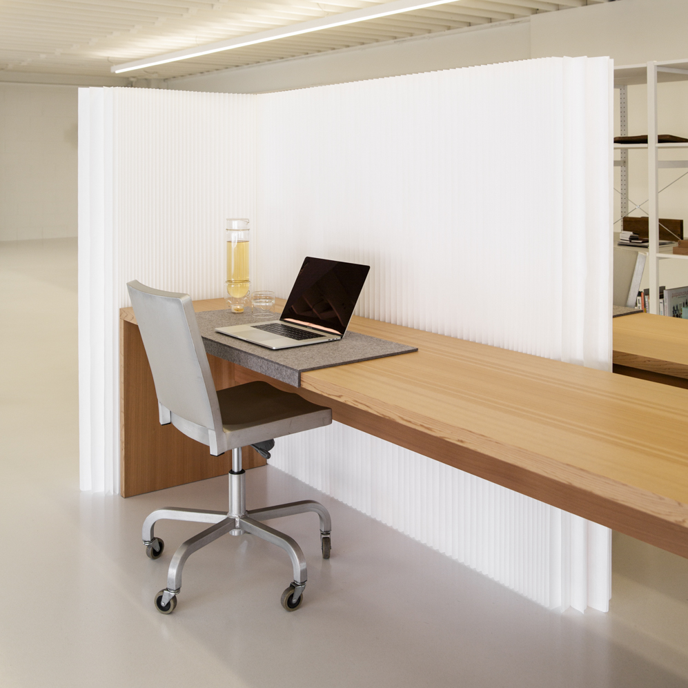 06_softwall_white_textile_Stephanie_Forsythe_Todd_MacAllen_EO8A5359_molo__997x997