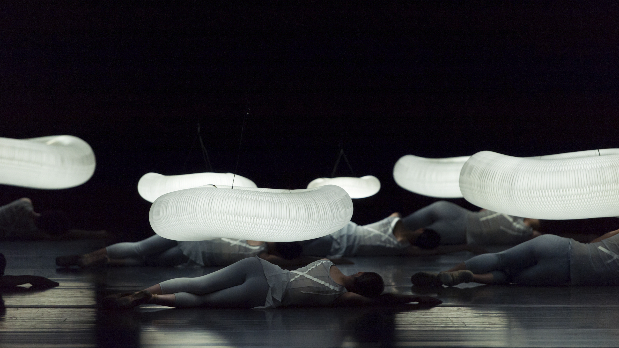 escaping-the-weight-Jessica_Lang_national_ballet_japan_cloud_softlight_molo_2560x960_image_block_desktop