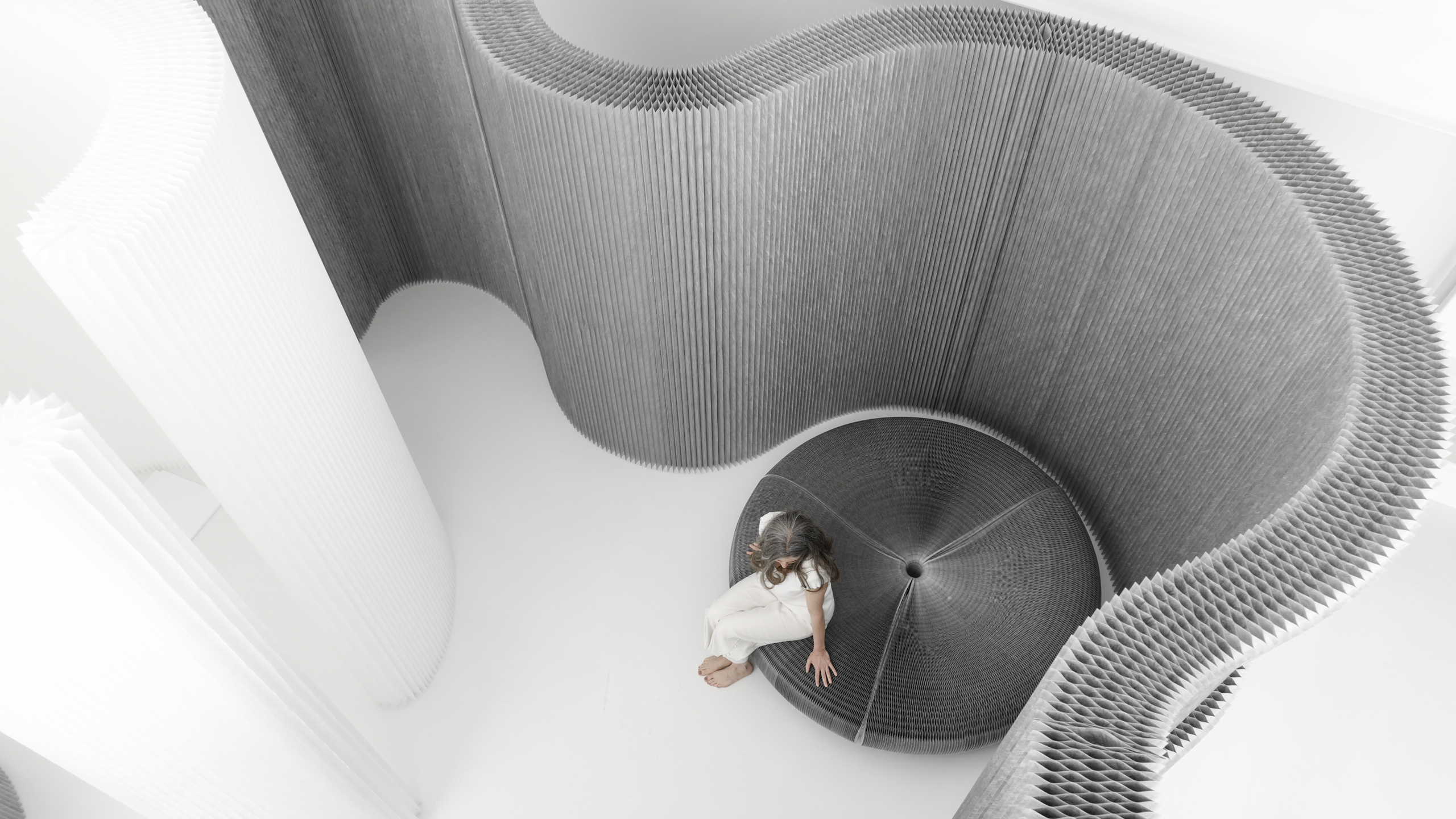 molo_softwall_softseating_lounger_aluminum_textile_Stephanie_Forsythe_Todd_MacAllen_2560x1440_feature_image