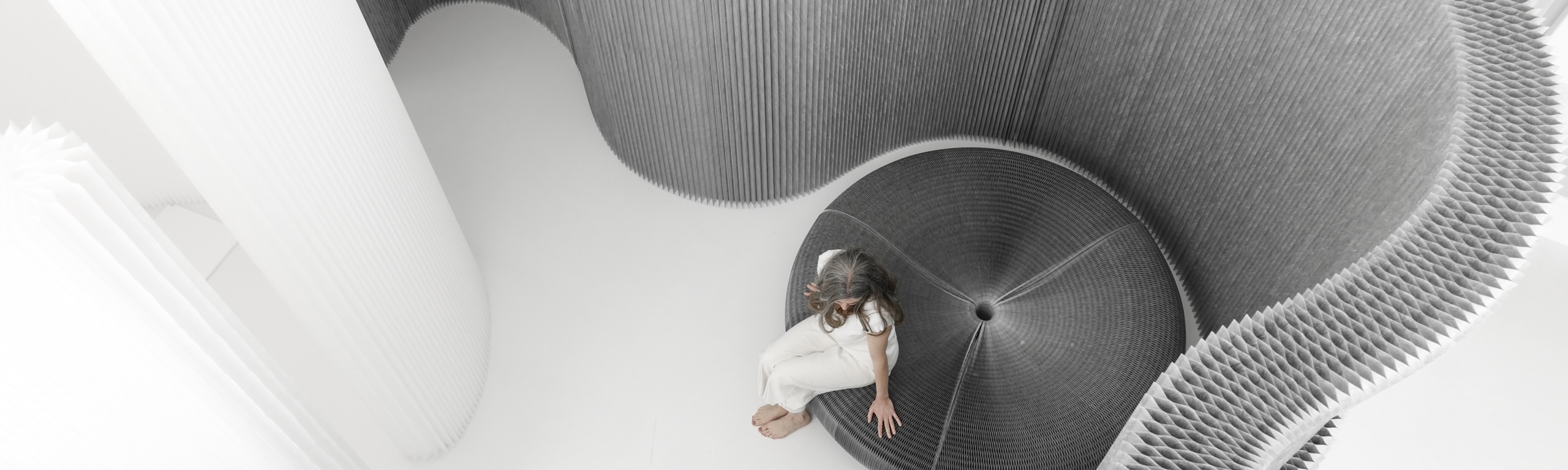 molo_softwall_softseating_lounger_aluminum_textile_Stephanie_Forsythe_Todd_MacAllen_2560x768_feature_image